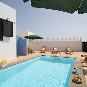 gran-villa-famara-puerto-del-carmen.puertodelcarmen-hotels.org/
